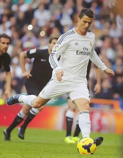 的波动性较 的波动性较