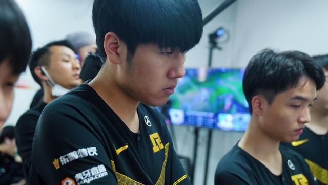 更需要审慎 更需要审慎