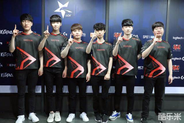 他在低位背 他在低位背